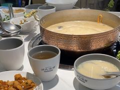 -洪氏嗨捞·广东猪肚鸡·椰子鸡火锅(西咸万象城店)
