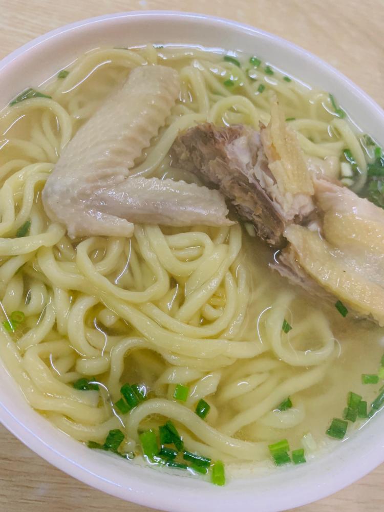 这家的鸡翅面还送两块鸡肉