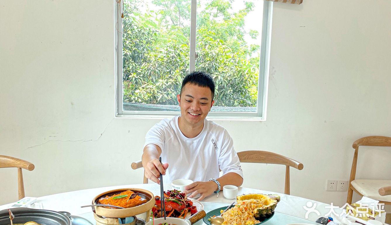 朋友推荐了一家海鲜店 说是又好吃又便宜