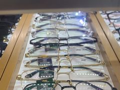 -美式眼镜·授权蔡司.依视路.尼康.豪雅.明月(人民广场店)