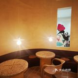 奶噗噗杭州首展在一家咖啡馆里