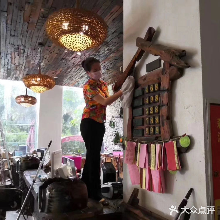 网上选了几家，就定了海口这家森林城市酒店，到了门口