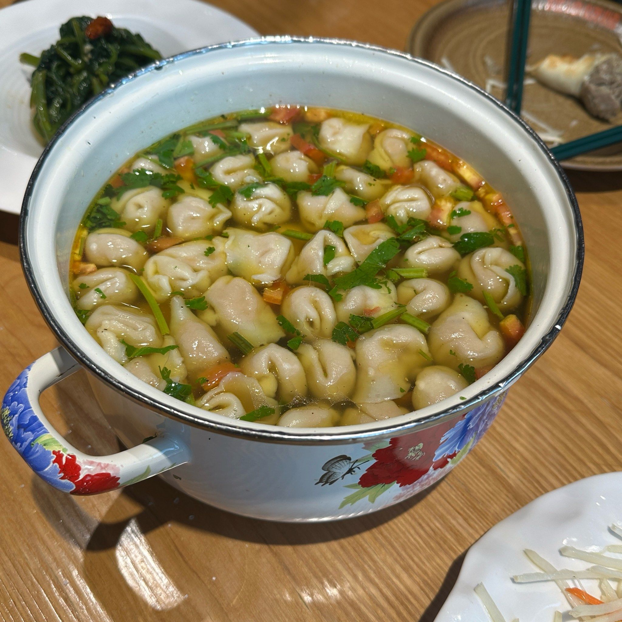 」下飞机来到阿勒泰吃的第一顿,好香好香,羊肉也是没