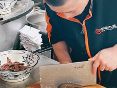 盯着师傅切肉-澄城学斌水盆羊肉(总店)