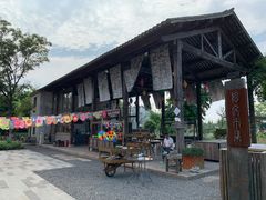 -田园东方蜜桃村的田野营地