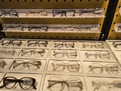 -LOOK眼镜·蔡司依视路配镜(宝山万达店)