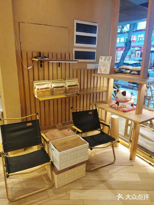 天井·丑面包搭咖啡图片