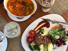 -Chom Cafe and Restaurant