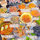 坐着马扎吃着肉