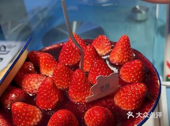 冬天的第一个搪瓷盆草莓蛋糕也安排起来了