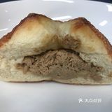 是由夹心的，外层有点硬，奶香，椰蓉好像