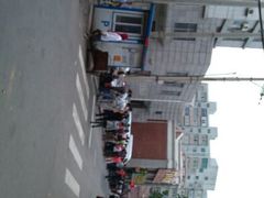 这是中秋节排队的情景-老杨家熟食店