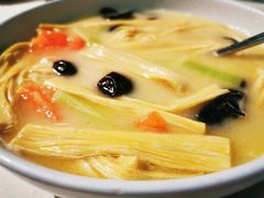 浓汤煮鲜腐竹-汤城小厨•粤菜•靓汤(苏州街店)