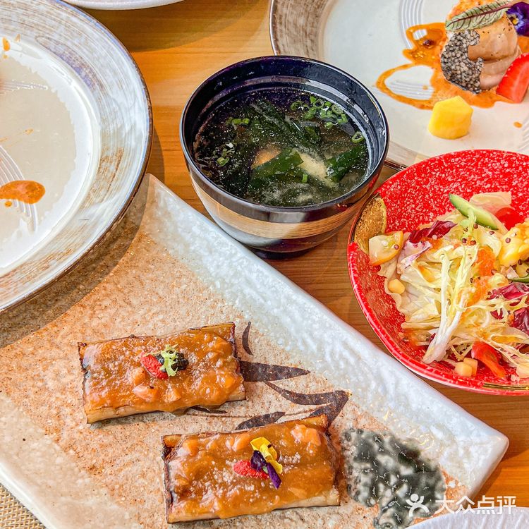 坐在窗边就可以看到南湖的风景