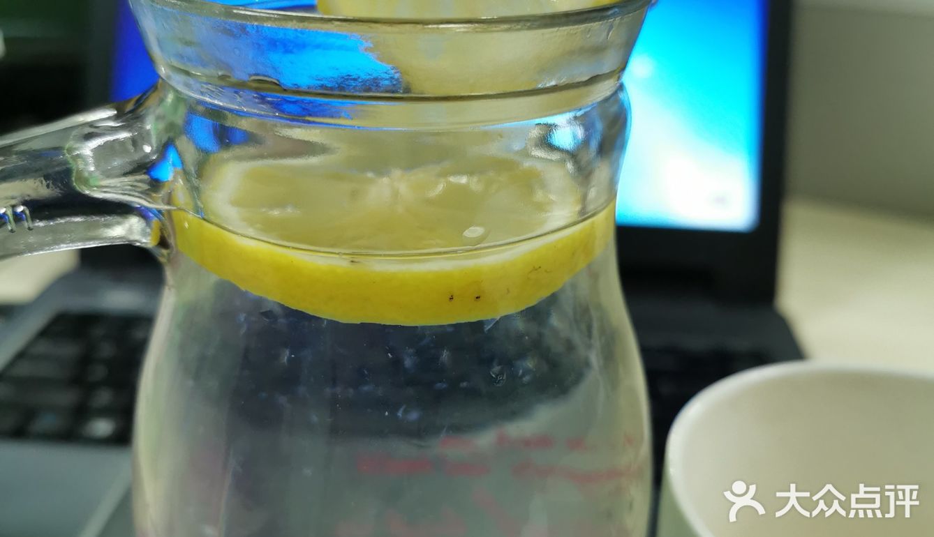 一天8杯柠檬水，补充维生素C又美白