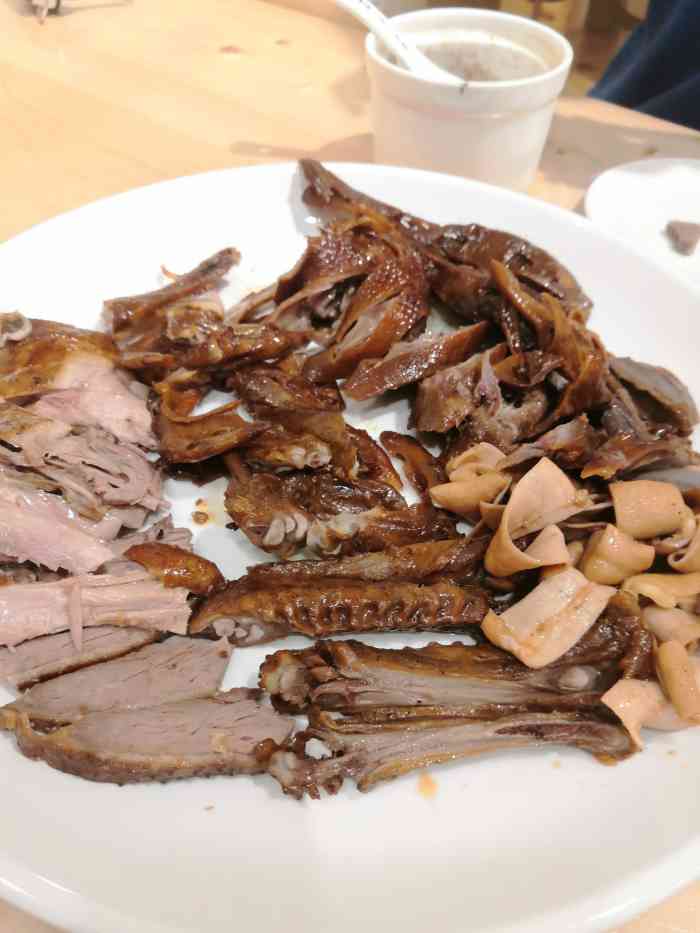 卤味轩鹅肉饭店-"[薄荷]环境:干净明亮,饭点人非常多,.