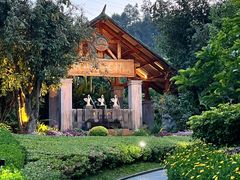 -腾冲洞山温泉村