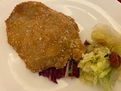 崇明生态猪炸猪排配辣酱油-红房子西菜馆(淮海中路店)