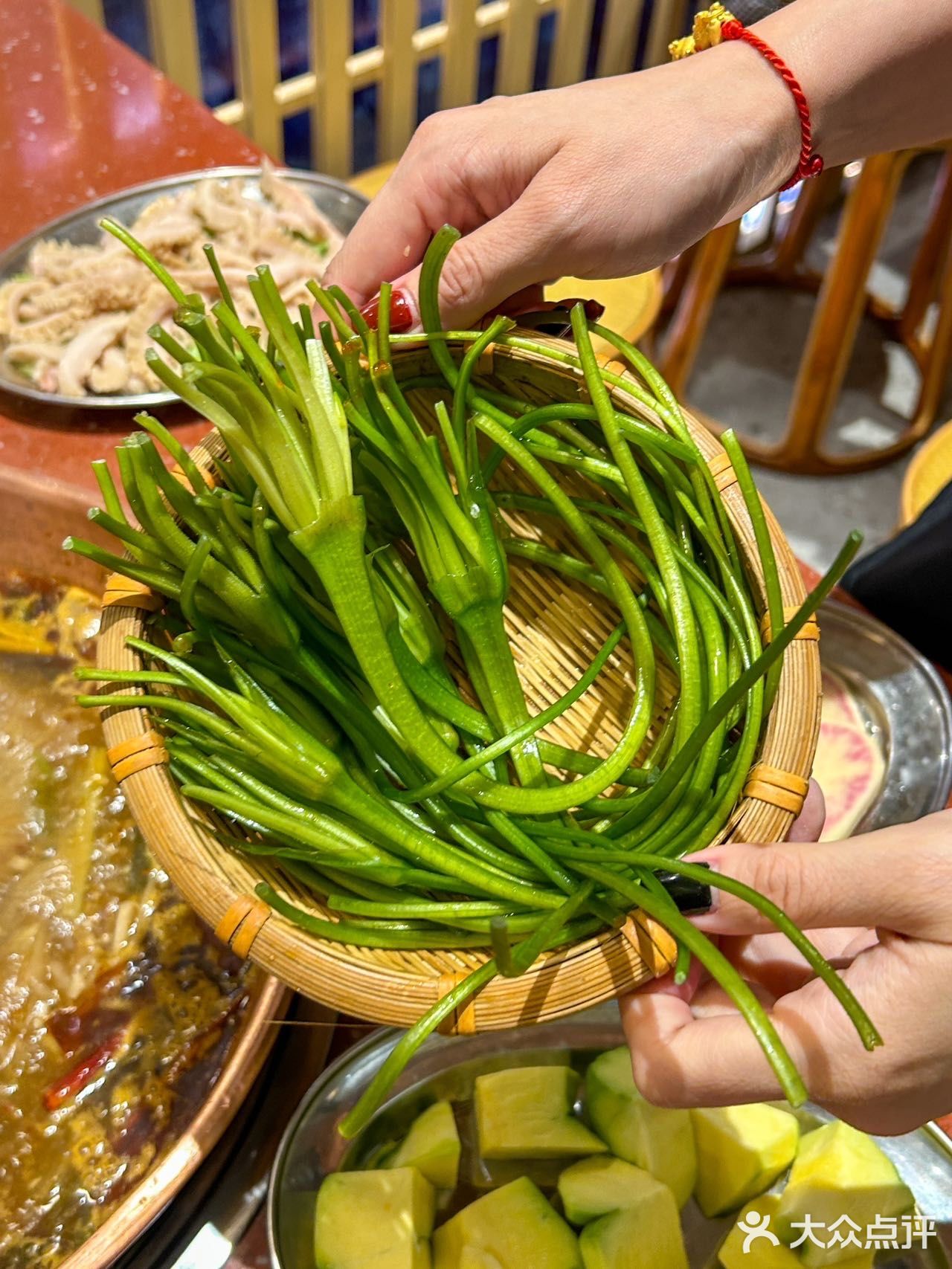 是从曲靖富源空运过来的酸萝卜丝，还有新平酸菜发酵而来