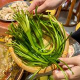 是从曲靖富源空运过来的酸萝卜丝，还有新平酸菜发酵而来