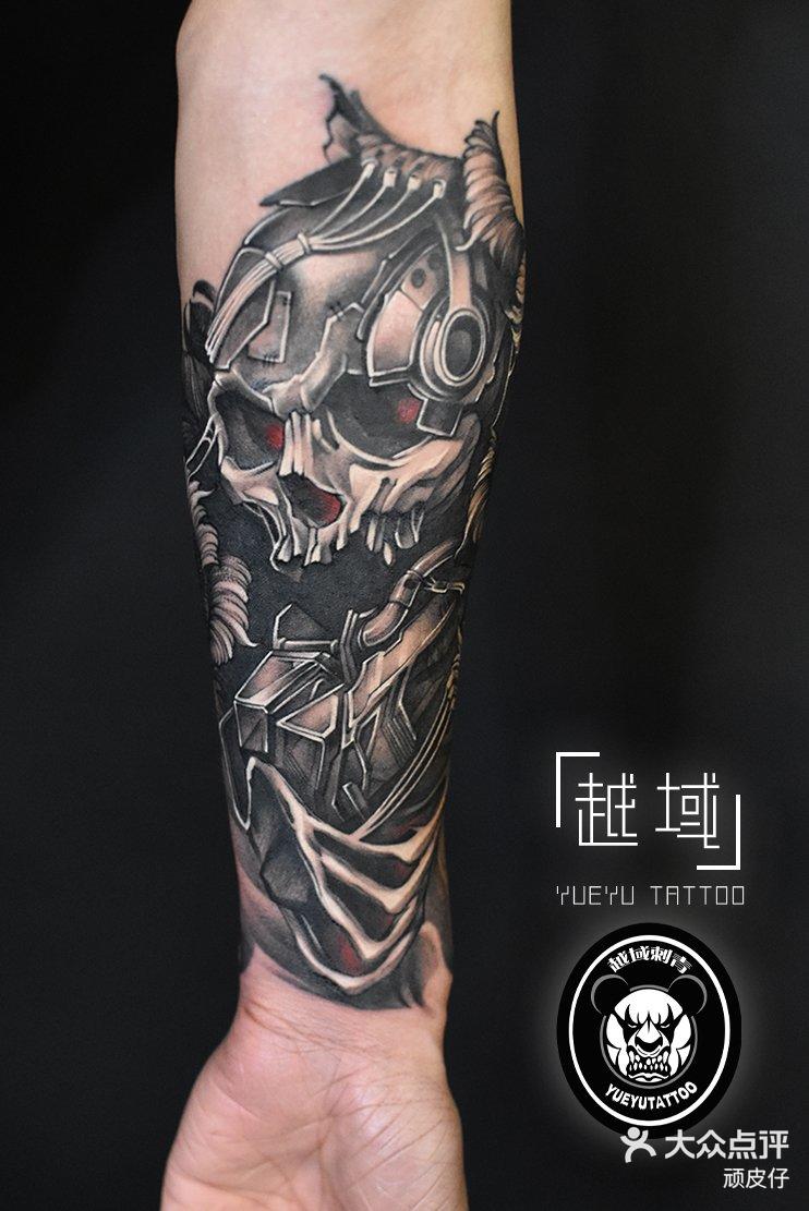 手臂黑灰骷髅纹身