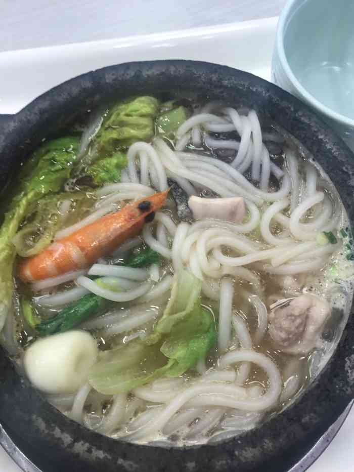 这个粉在粉之都最贵,里面放一个大虾,有鱿鱼,猪肉,生菜,那啖汤还是蛮