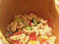 彩椒鲜核桃仁-乌兰湖畔草坪轻奢营地