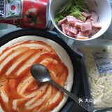 放入饼胚，刷上番茄酱或者甜辣酱，准备配料