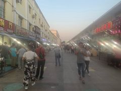-布尔津河堤夜市