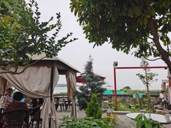 -亮河湾山庄