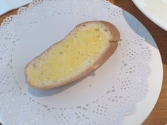 蒜香面包-今日艺术汇书店
