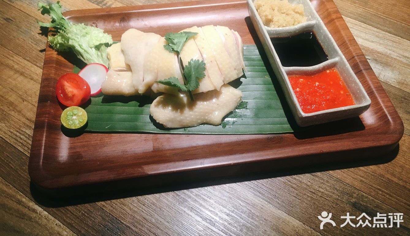 海南鸡的肌肉是比较有嚼劲的，火焰鱼酸辣很开胃
