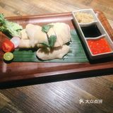 海南鸡的肌肉是比较有嚼劲的，火焰鱼酸辣很开胃