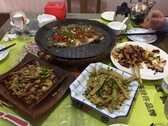 -阿瓦山寨·湘菜现炒·剁椒鱼头王(咸阳总店)
