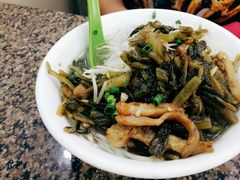 雪菜肉丝米粉-新鸿发咖啡美食