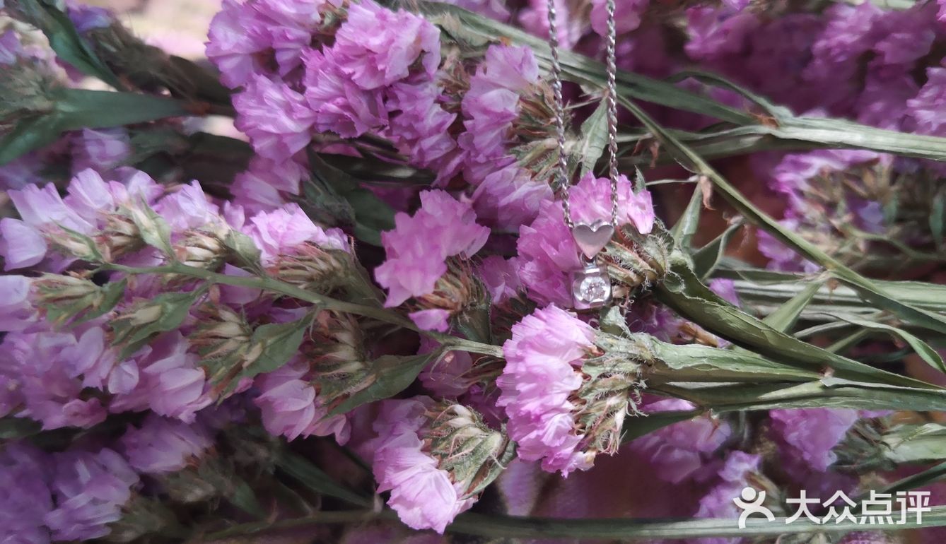 有次路过菜百，看到人挺多