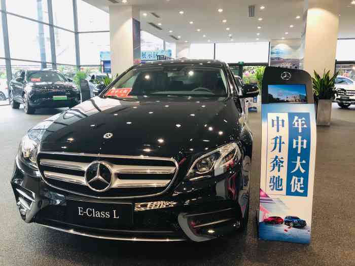 陪朋友买车来到位于锦华路一段163号这家成都中升星辉奔驰4s店作为大