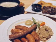 德国香肠拼盘配土豆泥和酸椰菜-LENBACH兰巴赫西餐啤酒坊(大连东港店)