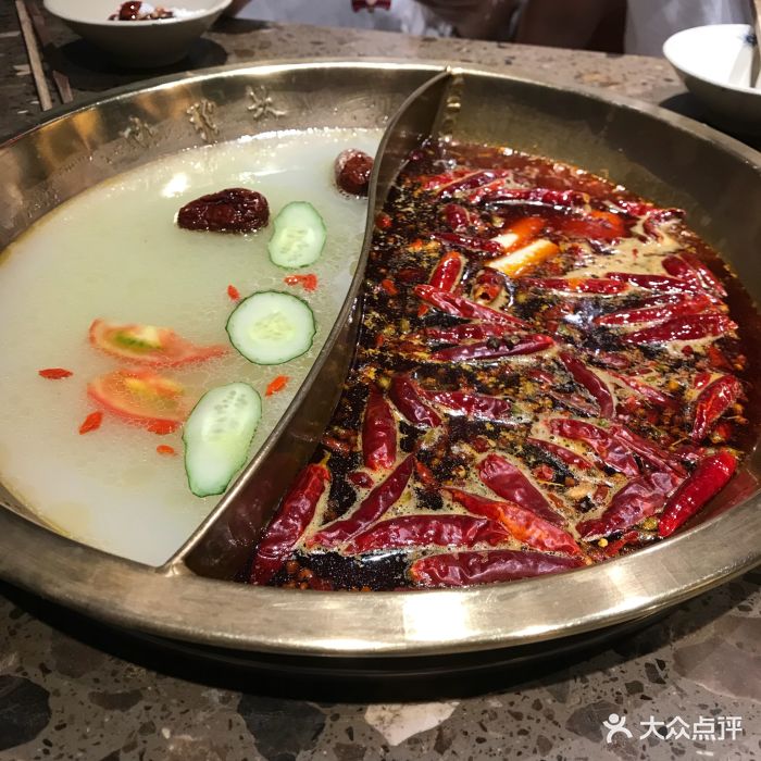 小龙坎老火锅(哈特店)红白鸳鸯锅图片