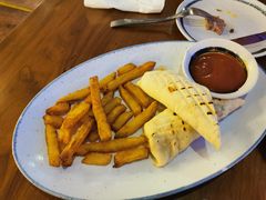 沙威玛鸡肉卷伴蒜酱和薯条-FISH&POTATO Cō(地中海美食 万象城店)