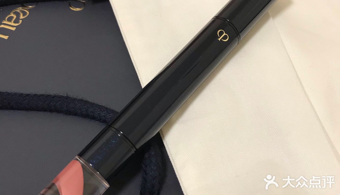 看花瓣就知道是什么颜色了 口红质地是非常润保湿的