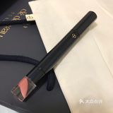 看花瓣就知道是什么颜色了 口红质地是非常润保湿的