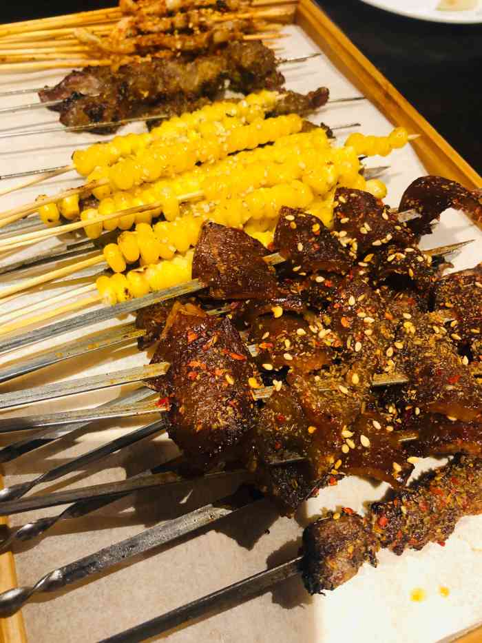 桥底串吧-"中国那么多可以吃串儿的地儿,一边吃串一边.