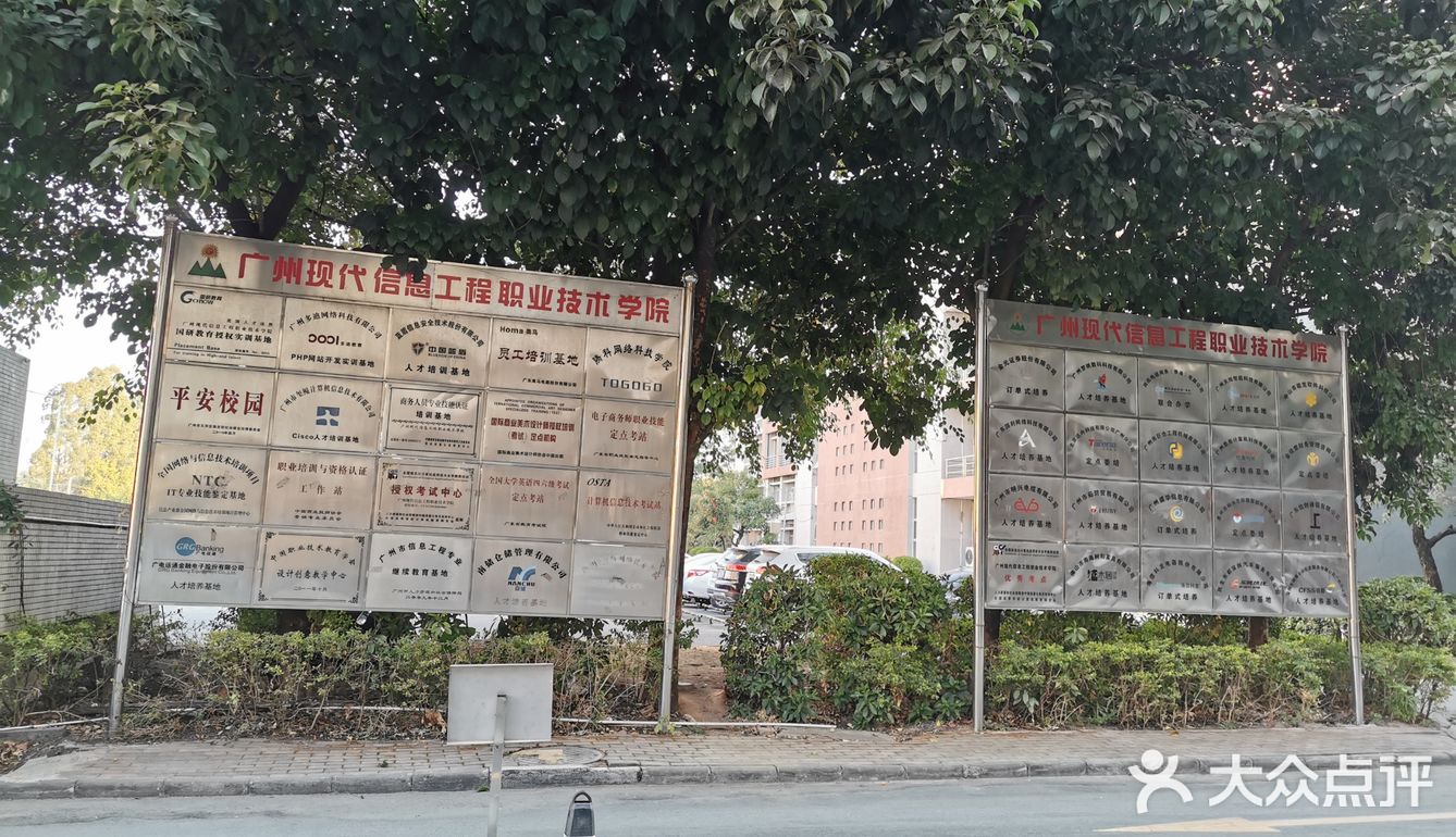 孩子考试时，家长就坐在食堂等候，井然有序