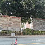 孩子考试时，家长就坐在食堂等候，井然有序