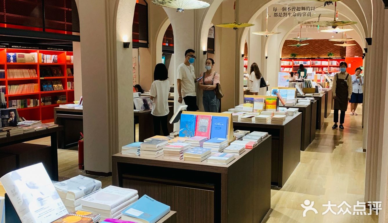 新开的前卫书店，除了贩卖热门的畅销书籍，店里还出售各