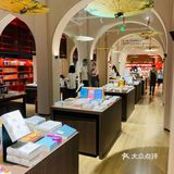 新开的前卫书店，除了贩卖热门的畅销书籍，店里还出售各