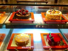 面包甜点陈列柜-富力希尔顿酒店·地阔自助餐厅