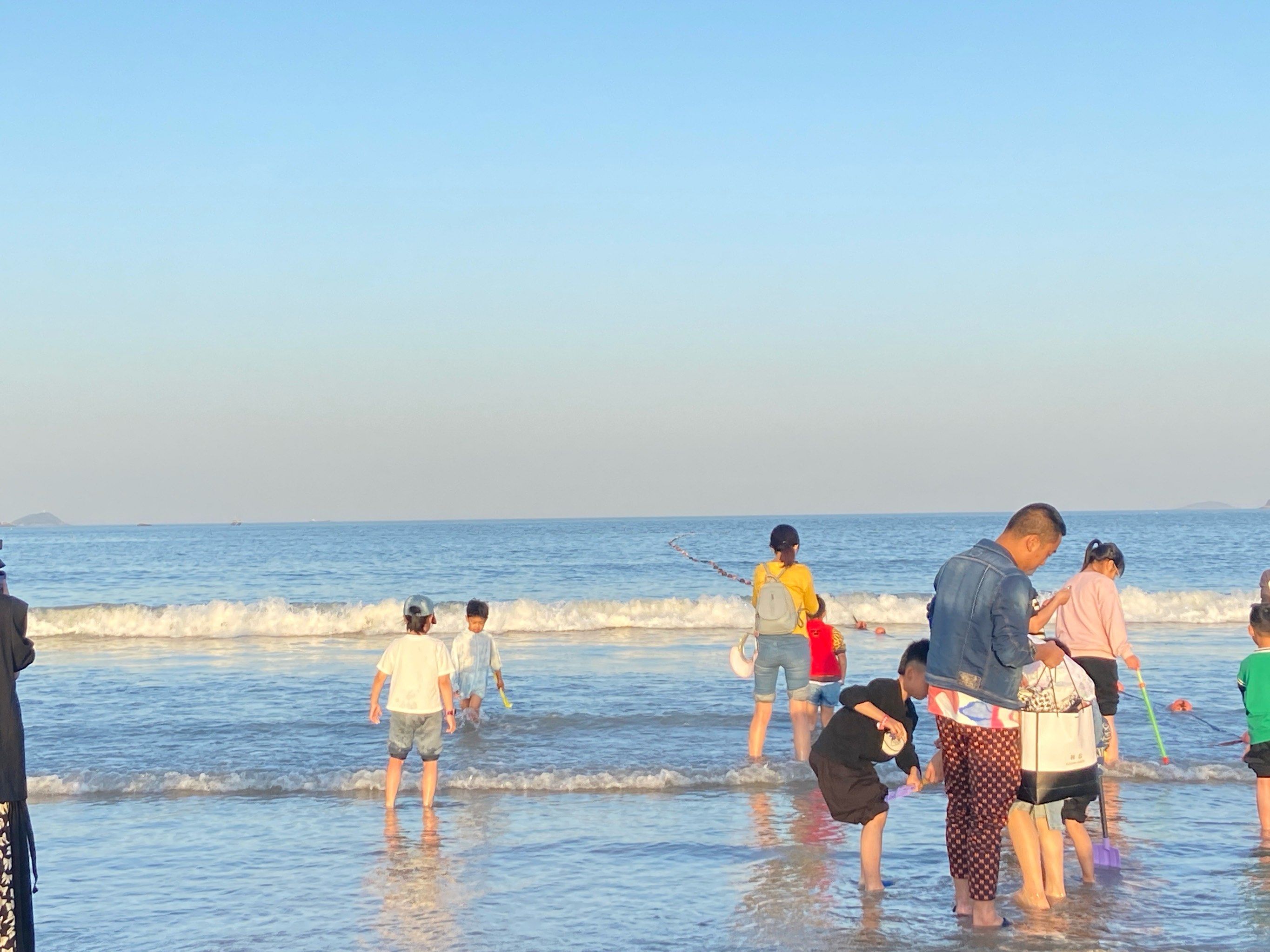天天领红包位于象山的半边山沙滩,夏天玩
