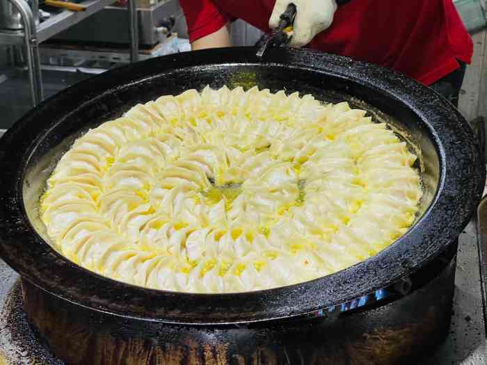 哈贵锅贴饺(官亭路店)-"小吃街里的一家店 路过看食客来来往往的 .